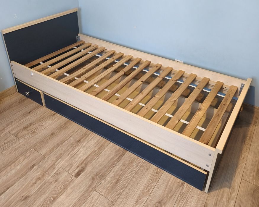 Łóżko młodzieżowe pojedyncze wraz z dwiema szufladami oraz materacem