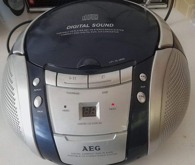 Rádio CD AEG portátil a funcionar parcialmente