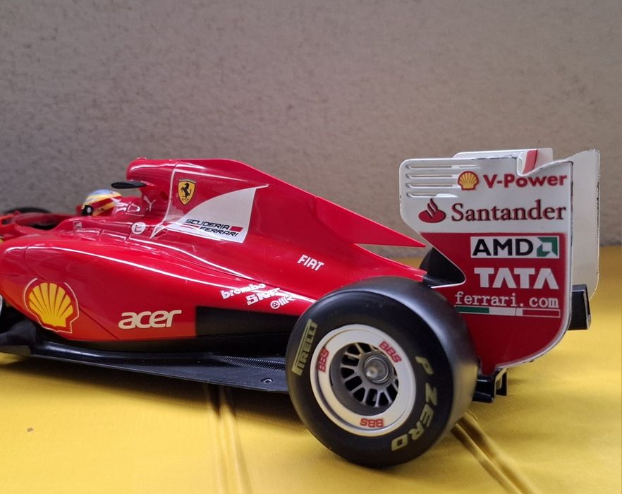 Bolid Ferrari F150 Fernando Alonso #5 Sezon 2011 / Skala 1/14 (37 cm)