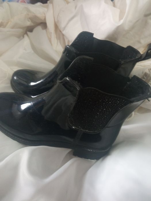 Продам черевики .