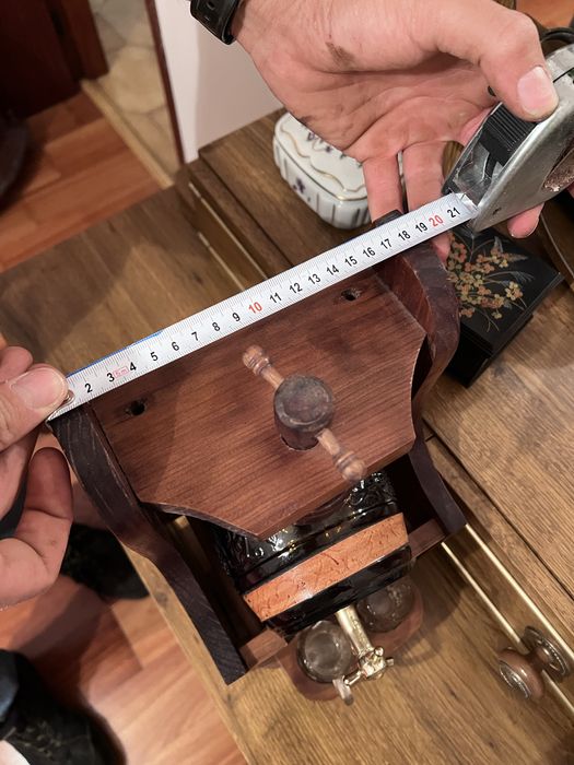 Vendo barril em vidro com 4 copos e suporte em madeida