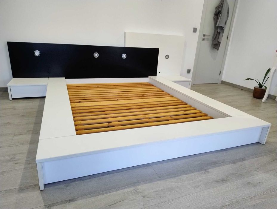 cama casal com mesas cabeçeira  e estrado