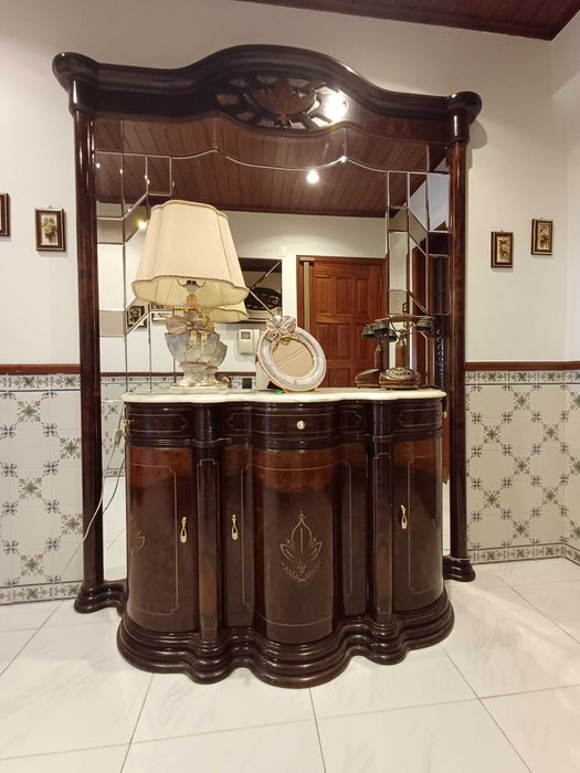 Móvel aparador em madeira e espelho