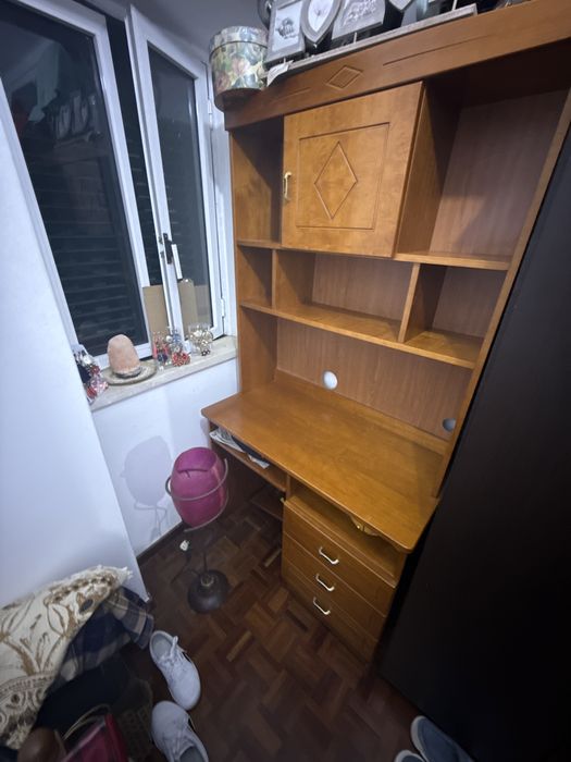 Cama de solteiro,  escrivaninha