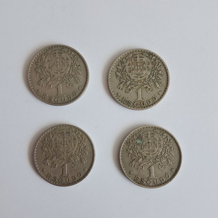 Moedas de 1 escudo de anos diferentes