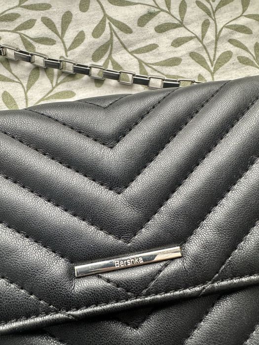 Czarna damska mała torebka eleganka klasyczna basic must have Bershka
