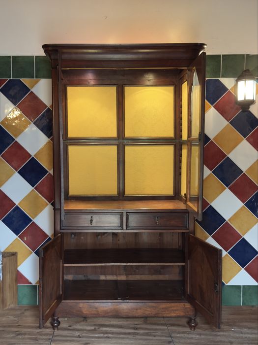 Antigo louceiro em madeira