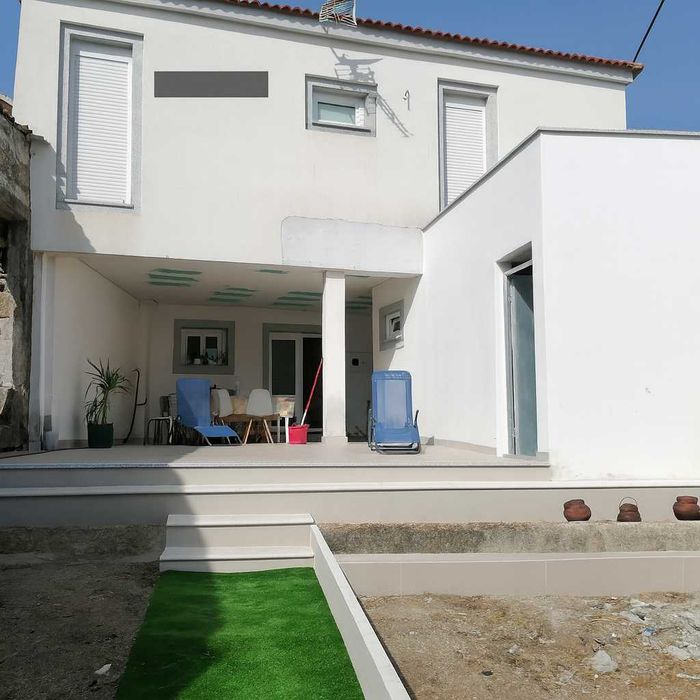 Moradia T3 renovada, 3 suites + pátio e quintal