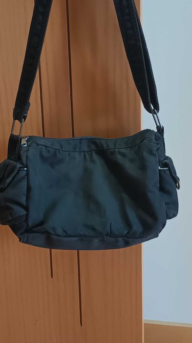 Used shoulder bag in good condition.64751306259714122