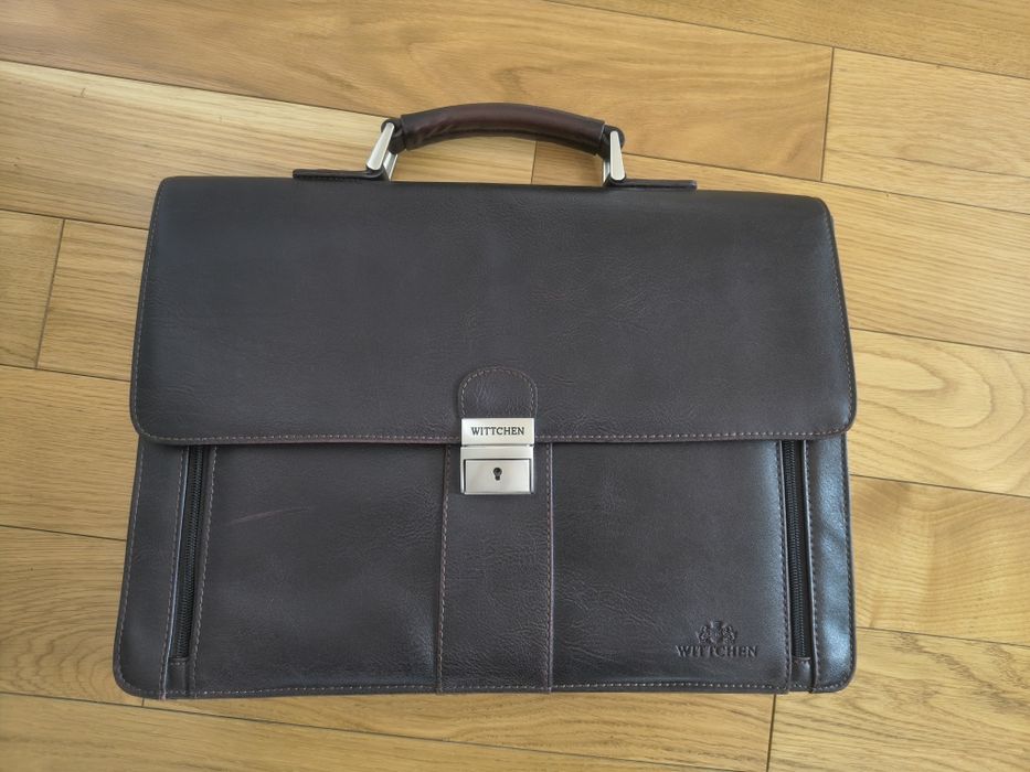 Teczka aktówka na laptopa i dokumenty