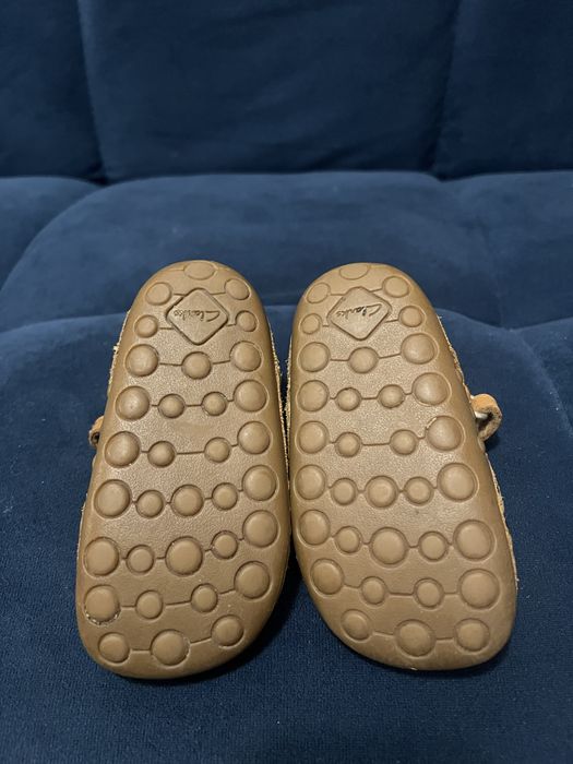 Продам детские босоножки Clarks