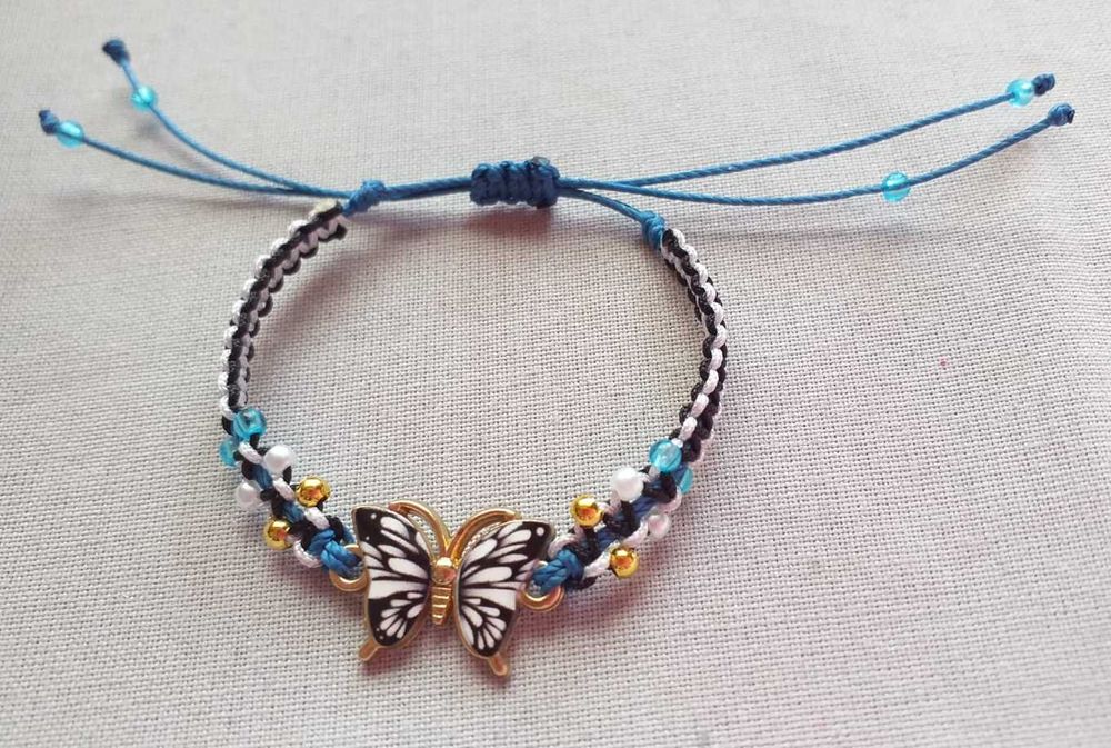 Pulseira em Macramê Borboleta Preto Branco e Azul