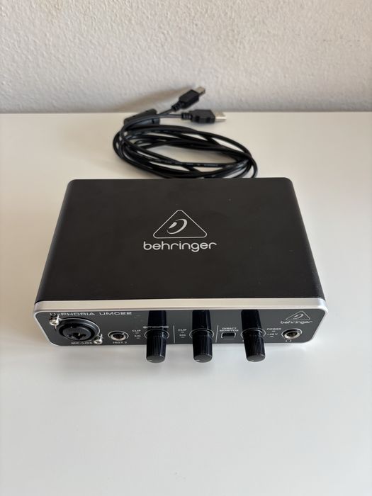 Interface de Áudio USB Behringer U-Phoria UMC22
