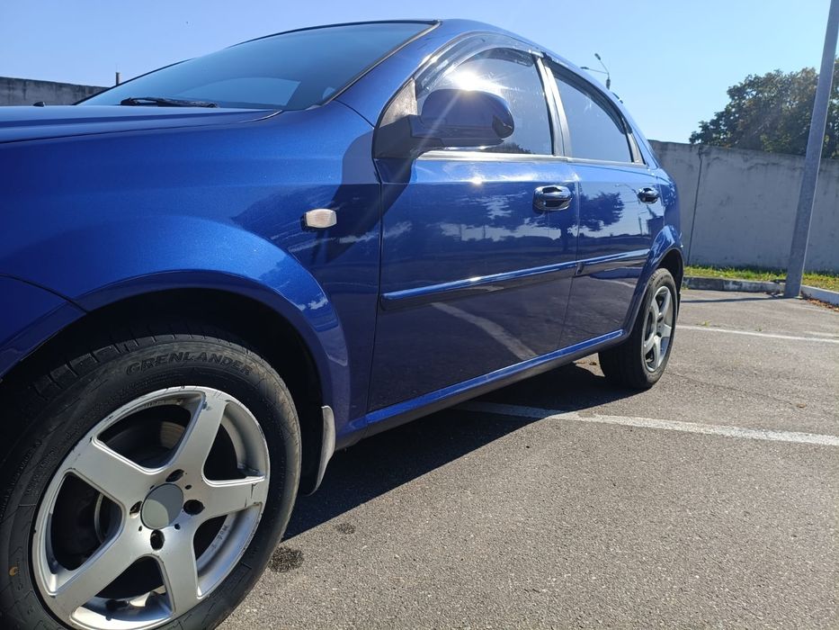 Продам гарний автомобіль Шевроле лачеті