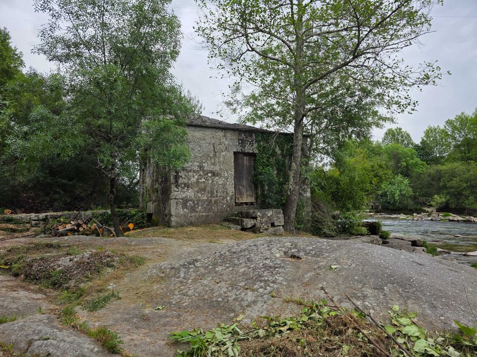 Terreno em Amares com Casa e Moinho