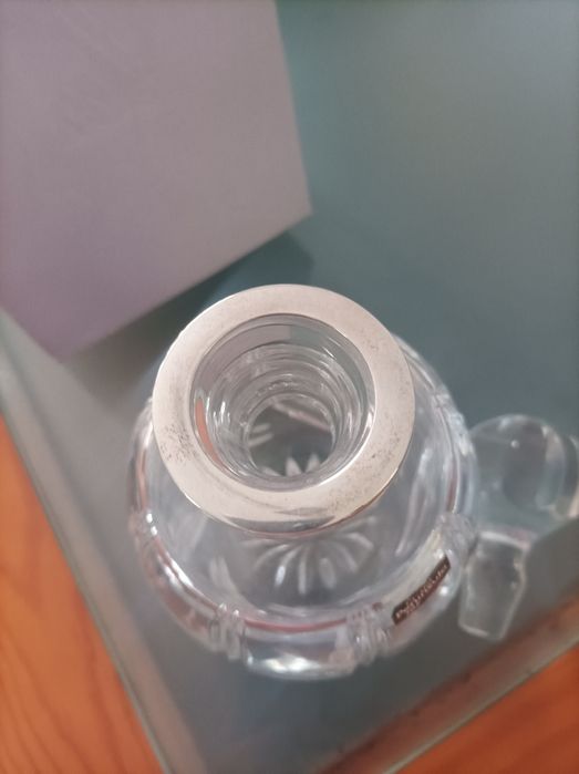 Garrafa de cristal e prata