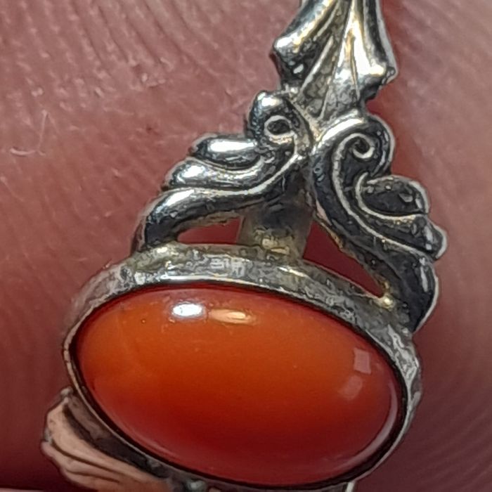 Stary srebrny pierścionek z koralem