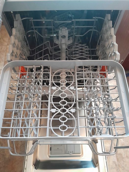 Посудомийна машина окремо стояча.