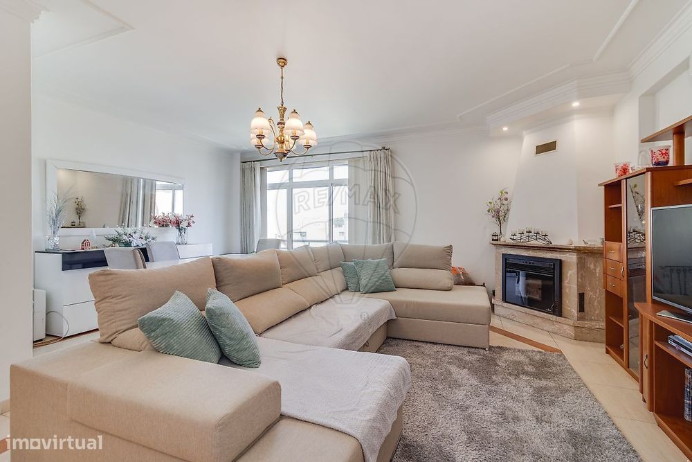 3-Bedroom Apartment with Parking Space and Balconies in Quinta da Flamenga – Vialonga