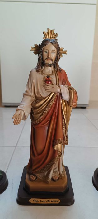 Várias imagens religiosas