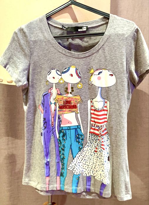 T shirt cinzenta com bonecas