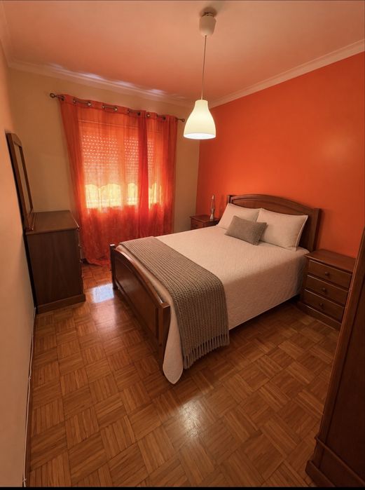 Arrendo quarto na Senhora da Hora. Não arrendo para homem ou casal.