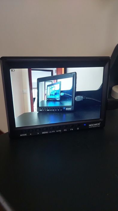 Neewer F100 camera monitor