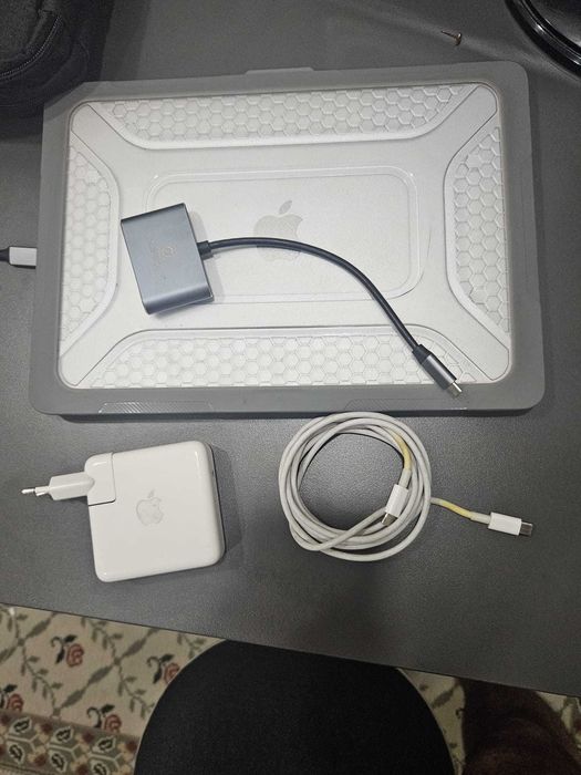 MacBook Pro 13" M1 (2020) | Excelente Estado | Capa + Dock USB-C Incluídas