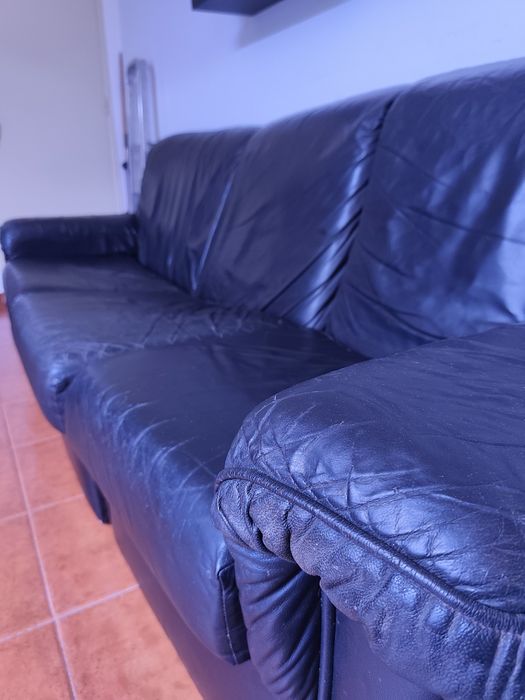 Sofá de pele preto! (Com alguns sinais de uso!)
