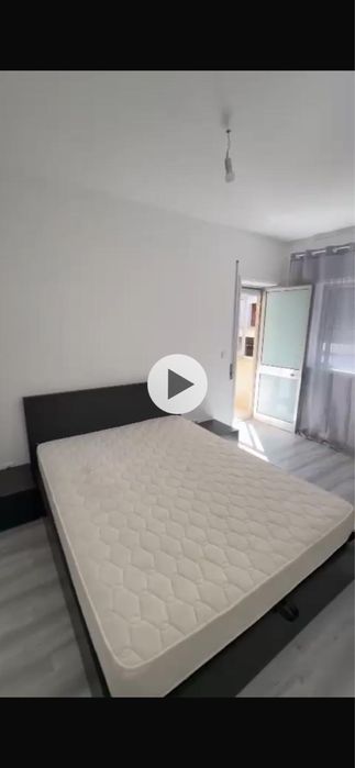 Cama com estrado e colchao