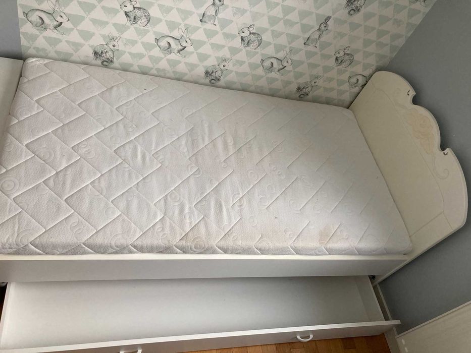 Łóżko dziecięce z materacem białe