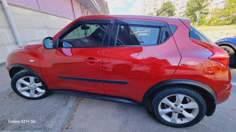 Продам автомобиль Nissan Juke 2012 года красного цвета