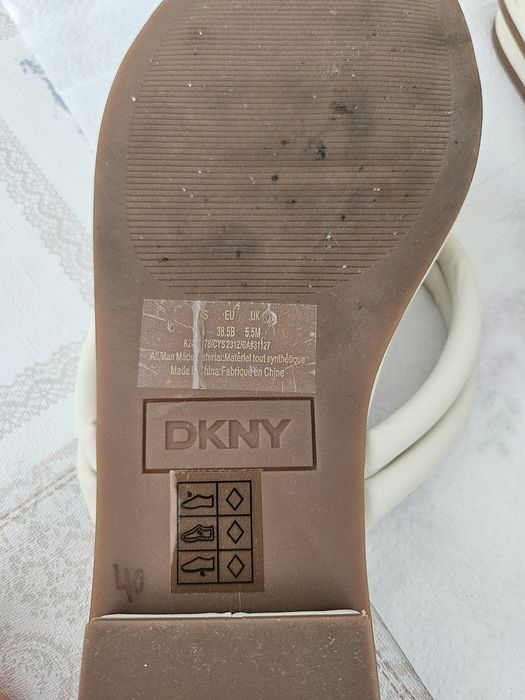 Chinelos DKNY de pele ecru
