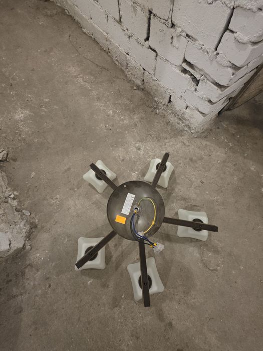 Lampa sufitowa z możliwością ustawiania ramion