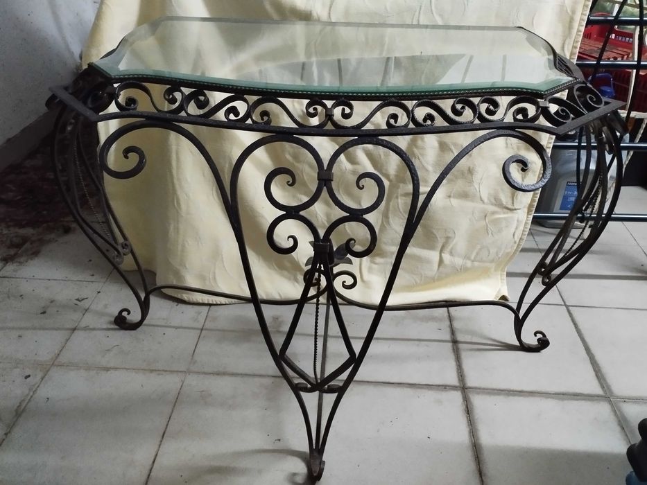 Mesa antiga em ferro forjado