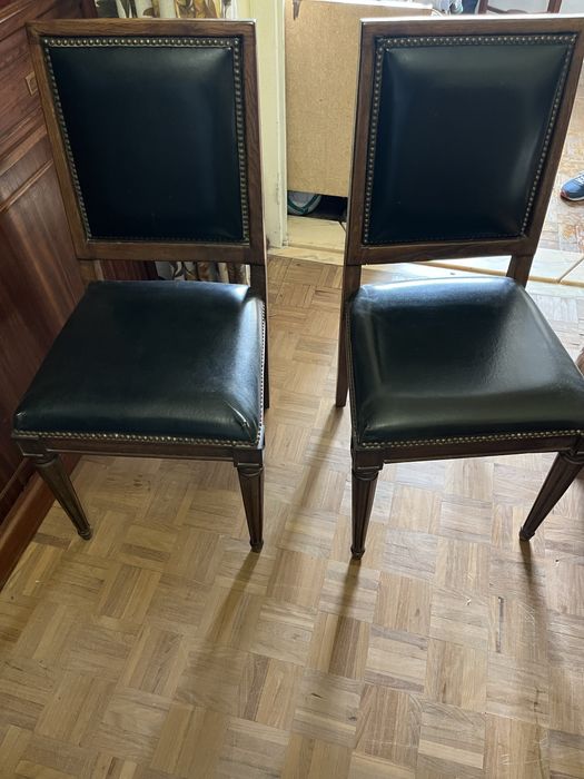 Sala com estante/aparador com camas de solteiro