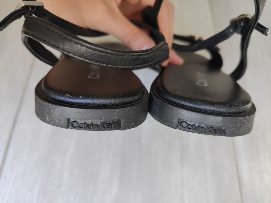 Czarne płaskie sandały skórzane Calvin Klein 38