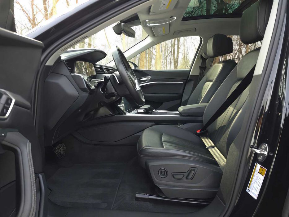 Audi Q8 e-tron      2024