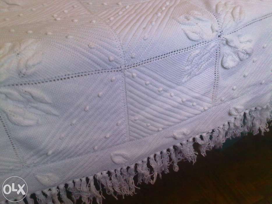 Colcha bordada a mao