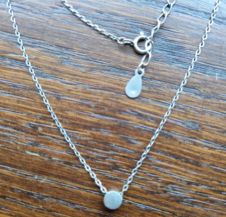 Fio de prata com pendente circular móvel