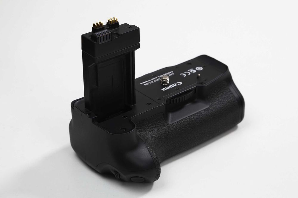 Бустер Canon BG-E8 оригінал 550D-700D (батарейний блок)