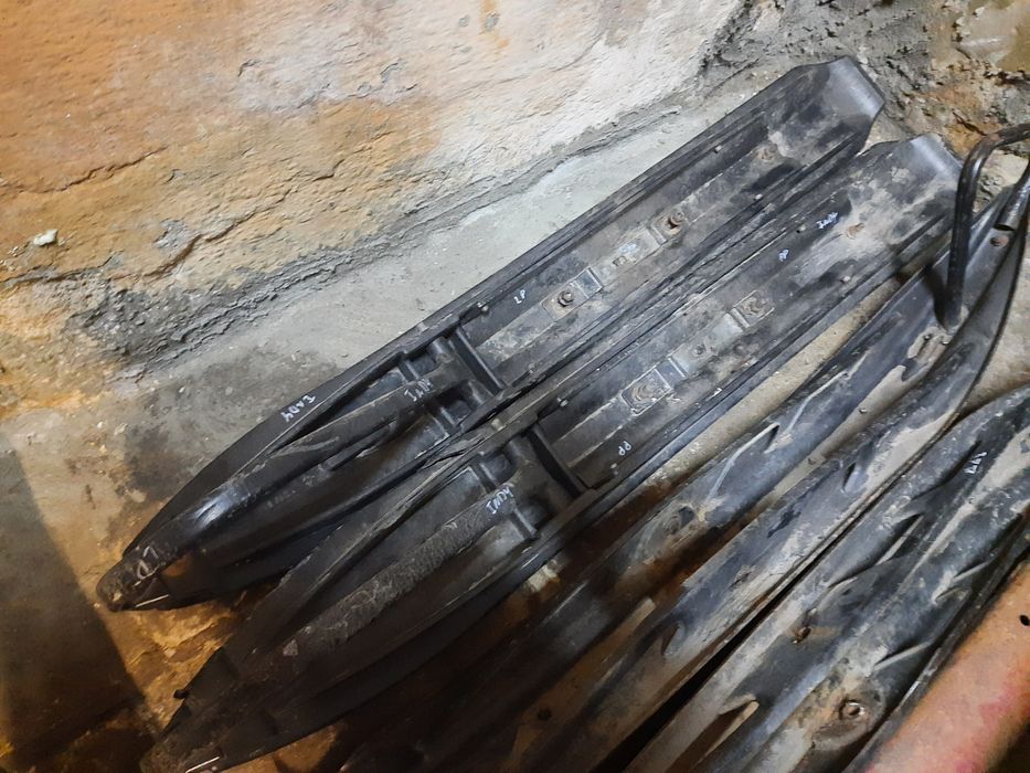 Skuter śnieżny płozy ski doo Bombardier narty ślizgi widia