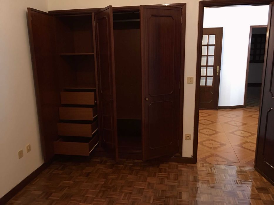 Apartamento T3 com Sótão Equipado e Duas Garagens
