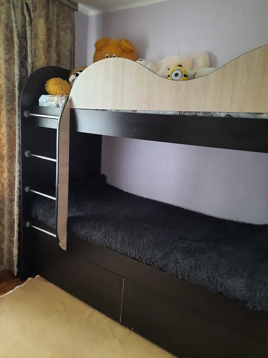 Двухярусне дитяче ліжко