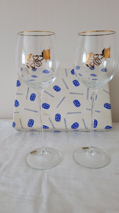 Бокали весільні. Хрусталь на високій ножці. Нові лежали у шафі.