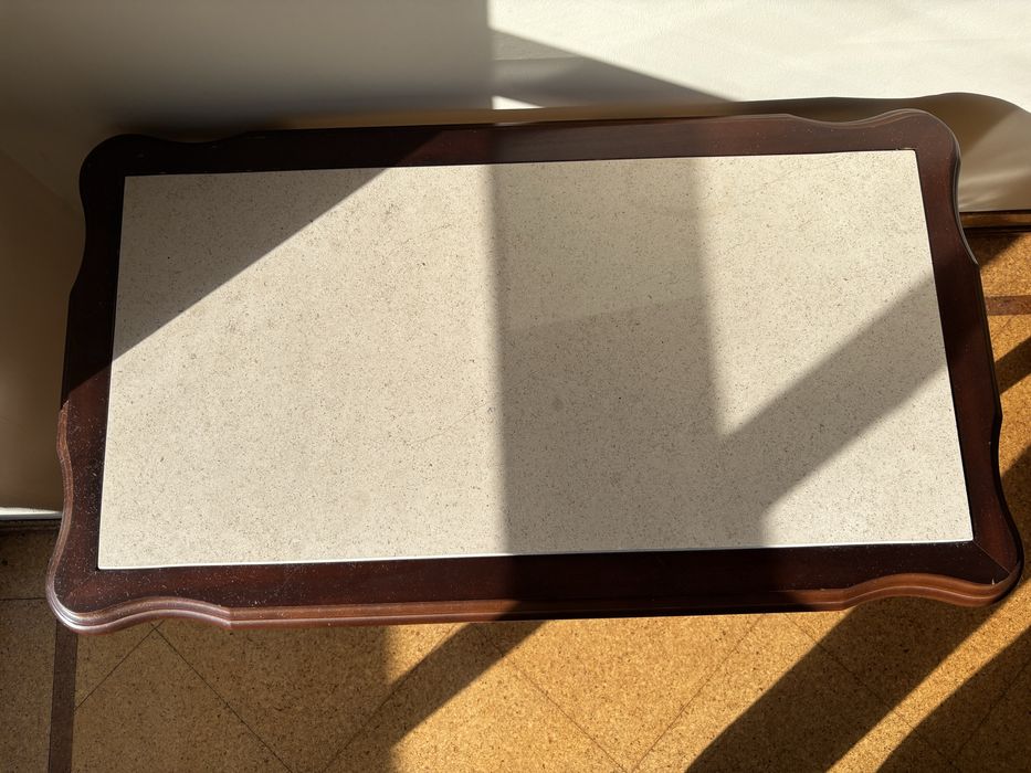 Mesa de centro em madeira escura com tampo branco