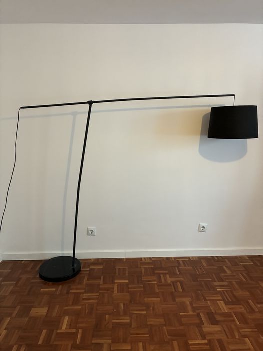 Candeeiro de pé com base em marmore