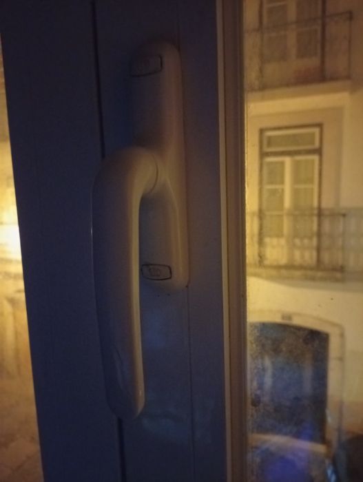 Janela em alumínio com 110x135m então muito estimada como nova sem apontamentos negativo