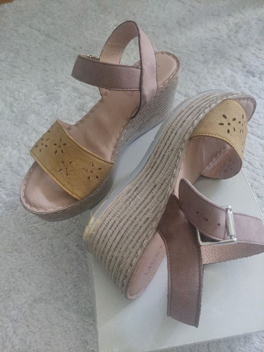 Sandały damskie skórzane na koturnie Lasocki