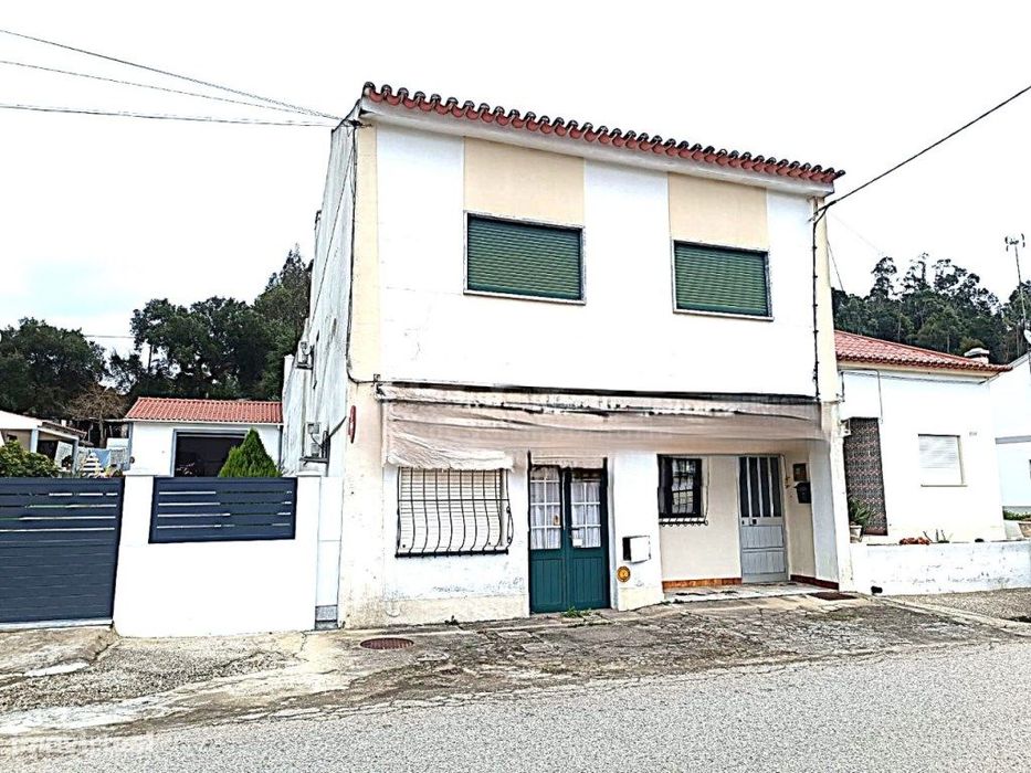 Fantástica Moradia com 2 pisos, comercio e anexos e 8520m2 de terreno